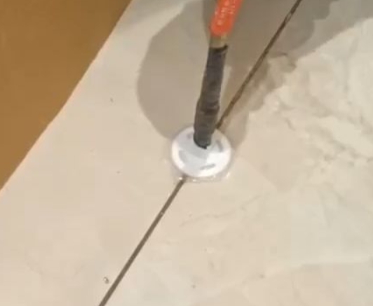 四子王旗瓷砖空鼓维修公司专业解答瓷砖在铺贴过程中，如果没有涂抹均匀到位的粘结材料（如水泥砂浆或瓷砖胶），可能会导致以下问题